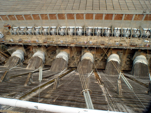 Os condutos forados, transformadores e a casa de mquinas, vistos de cima da barragem